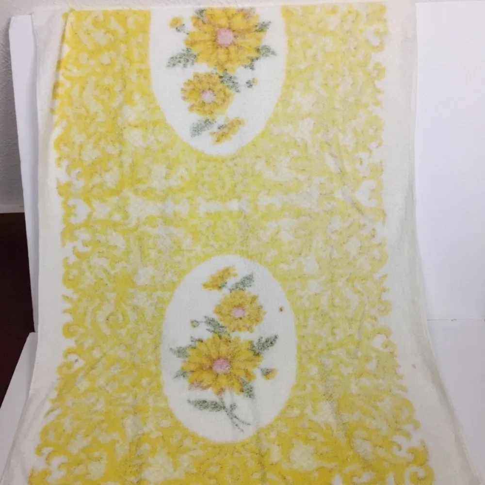 Vintage spring garden yellow daisy print small towel retro 70s